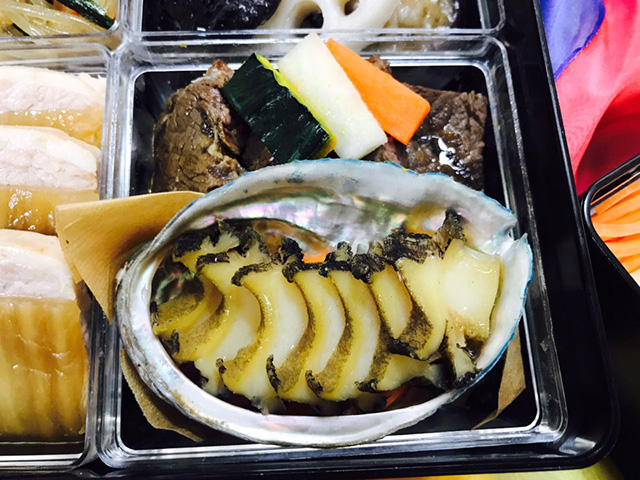 アワビのしっとり煮、サテチム（牛スネ肉の精進醤油煮込み）